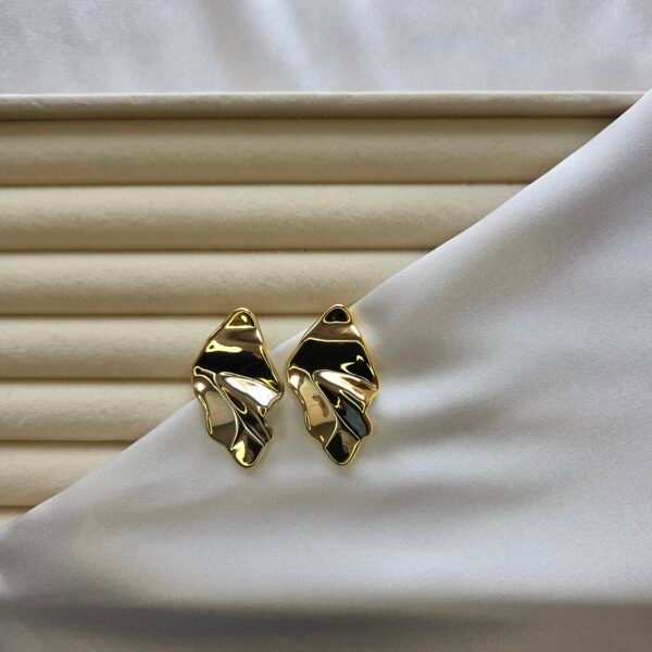 Dalgalı Yüzeyli Küpe