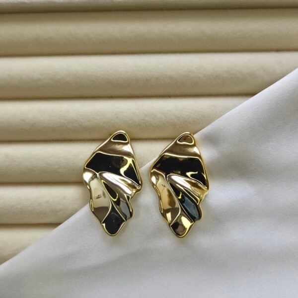 Dalgalı Yüzeyli Küpe