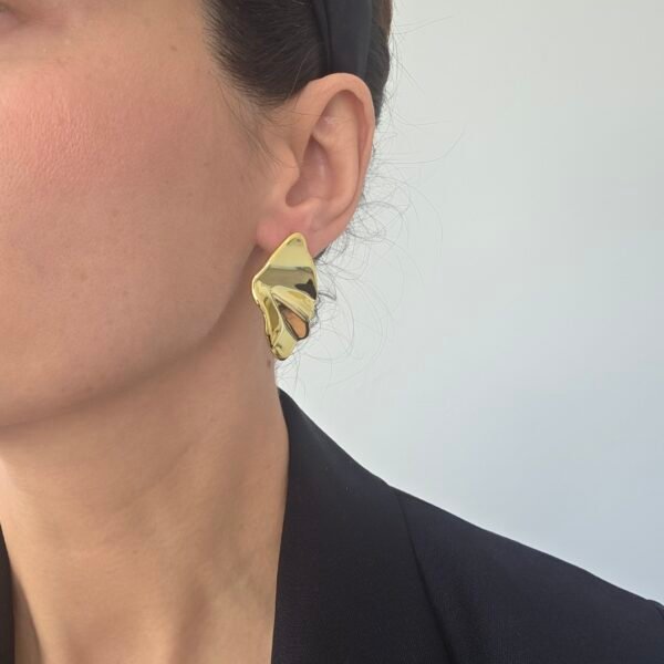 Dalgalı Yüzeyli Küpe