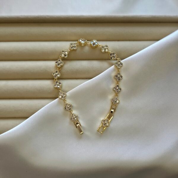 zirkon-tasli-cicekli-bileklik-14-ayar-altin-kaplama-1 Zirkon Taşlı Çiçekli Bileklik - 14 Ayar Altın Kaplama