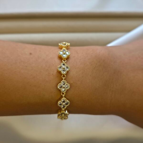zirkon-tasli-cicekli-bileklik-14-ayar-altin-kaplama-3 Zirkon Taşlı Çiçekli Bileklik - 14 Ayar Altın Kaplama