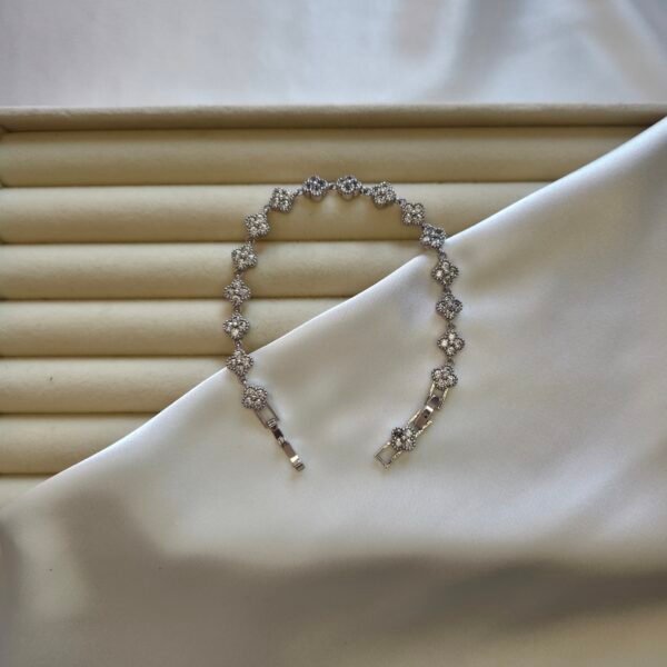 zirkon-tasli-cicekli-bileklik-14-ayar-beyaz-altin-kaplama-1 Zirkon Taşlı Çiçekli Bileklik - 14 Ayar Beyaz Altın Kaplama