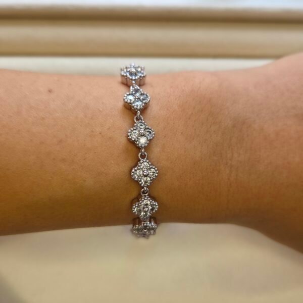 zirkon-tasli-cicekli-bileklik-14-ayar-beyaz-altin-kaplama-3 Zirkon Taşlı Çiçekli Bileklik - 14 Ayar Beyaz Altın Kaplama