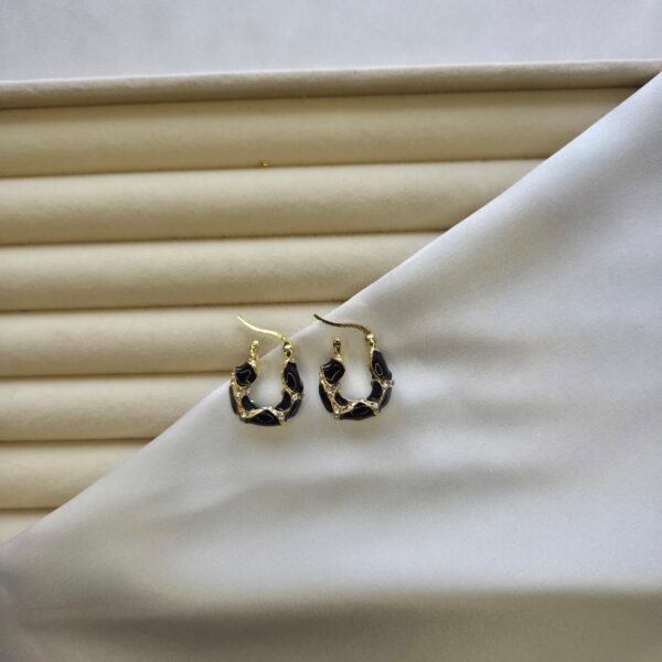 zirkon-tasli-siyah-halka-kupe-1 Zirkon Taşlı Siyah Halka Küpe - Paslanmaz Çelik